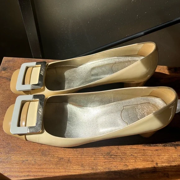 Authentic Roger Vivier Yellow, Gray and Tan patent leather pumps Shoes. Size 39